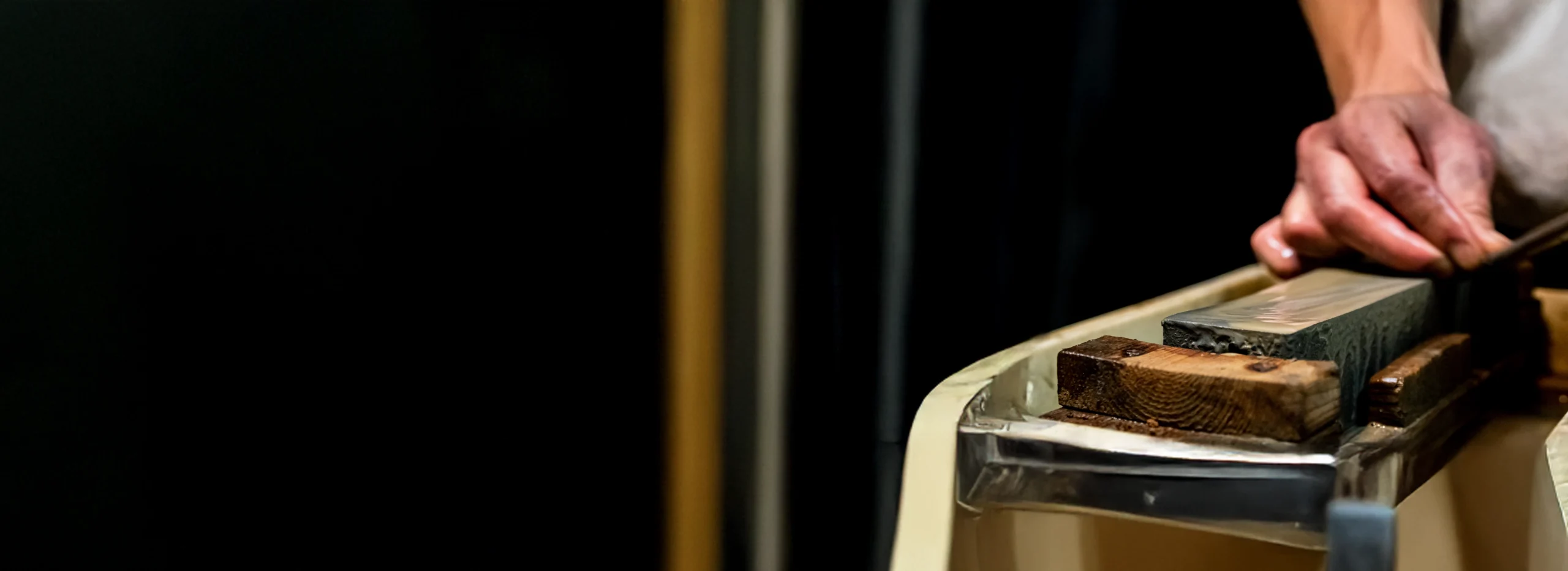 Welcart 和音（黒曜） ブラックの高級和包丁を背景にした和モダンなイメージ画像