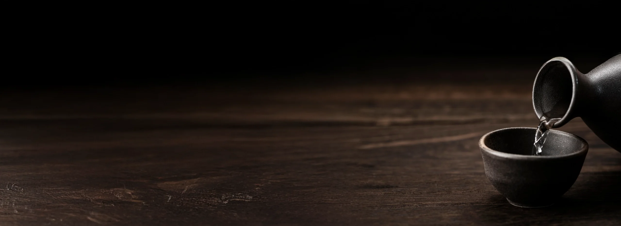 Welcart 和音（黒曜） ブラックの日本酒の瓶と酒器が並ぶ上質な和の雰囲気のイメージ画像