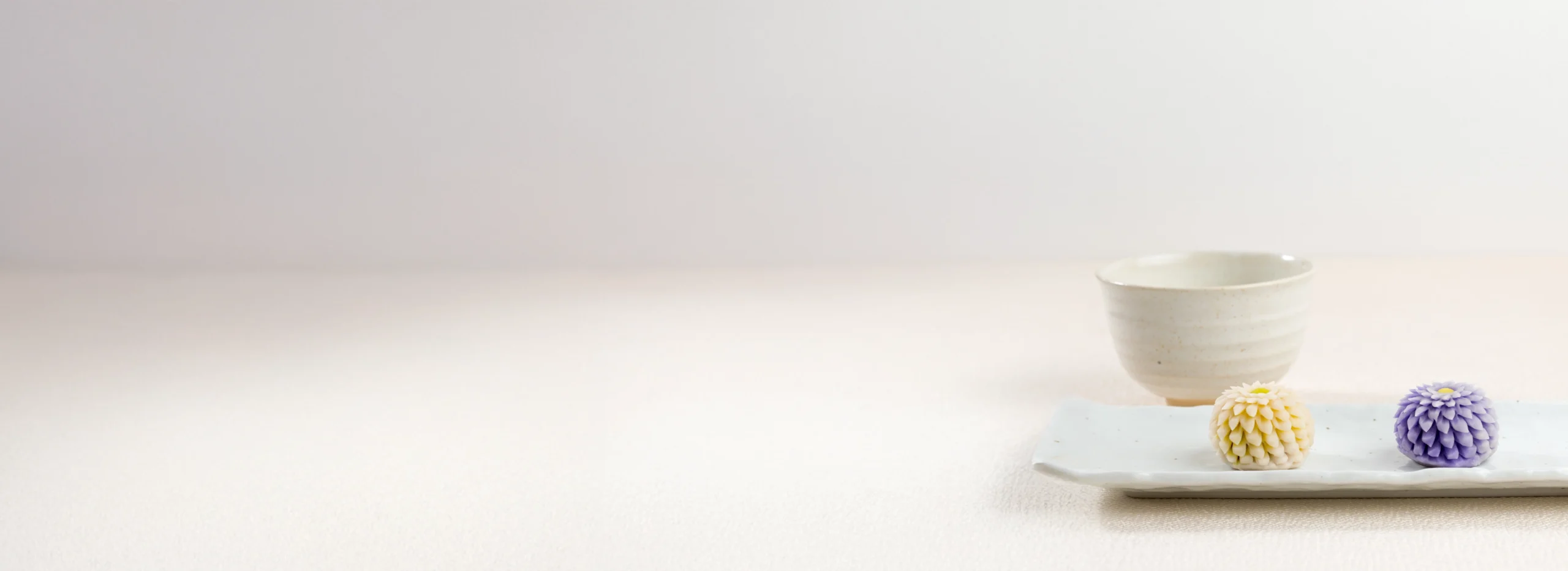 Welcart 和音（白雪） ホワイトの和菓子を背景にした上品で柔らかな和テイストのイメージ画像