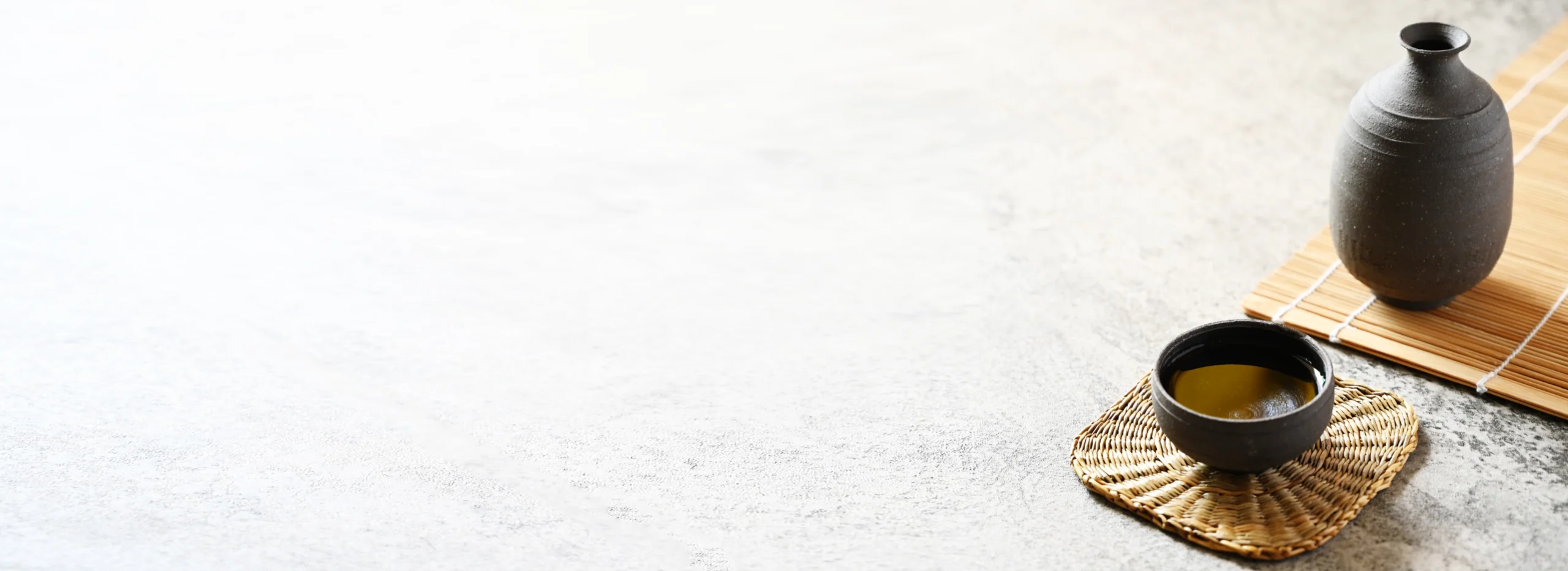 Welcart 和音（白雪） ホワイトの日本酒の瓶と酒器を背景にした清らかで爽やかな和のイメージ画像