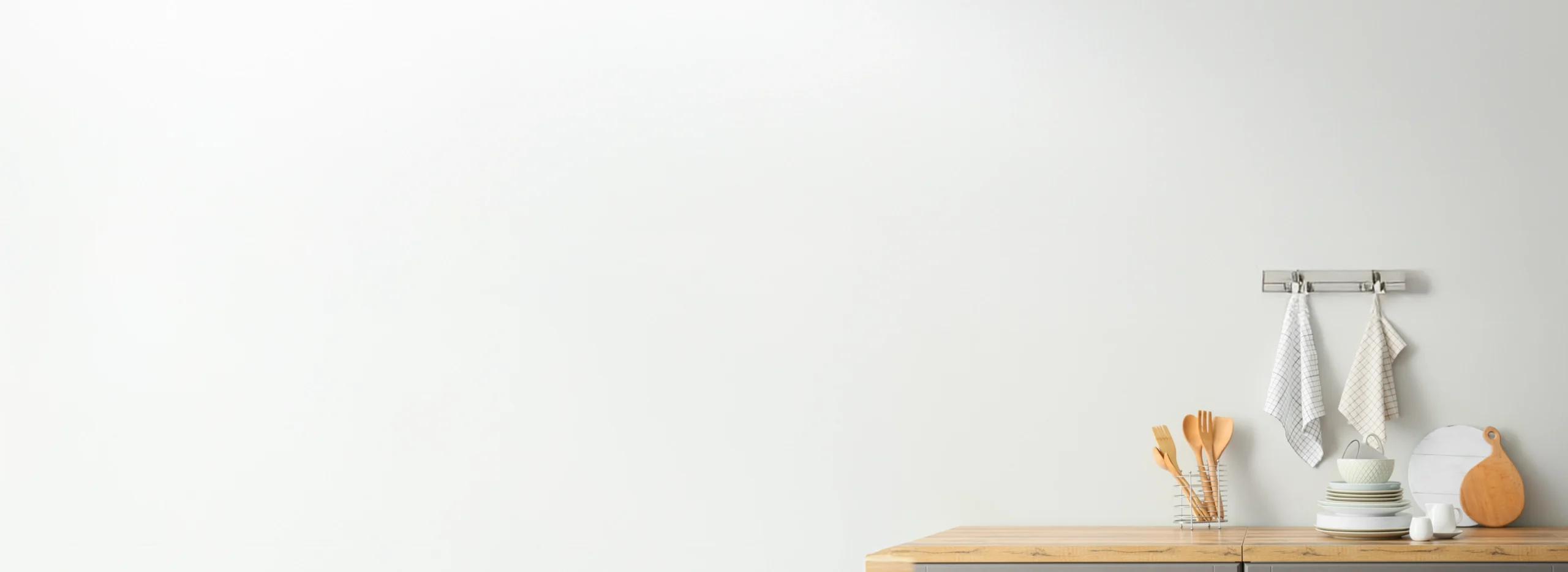 Welcart 和音（白雪） ホワイトのキッチン用品が並ぶ清潔感のある明るいイメージ画像